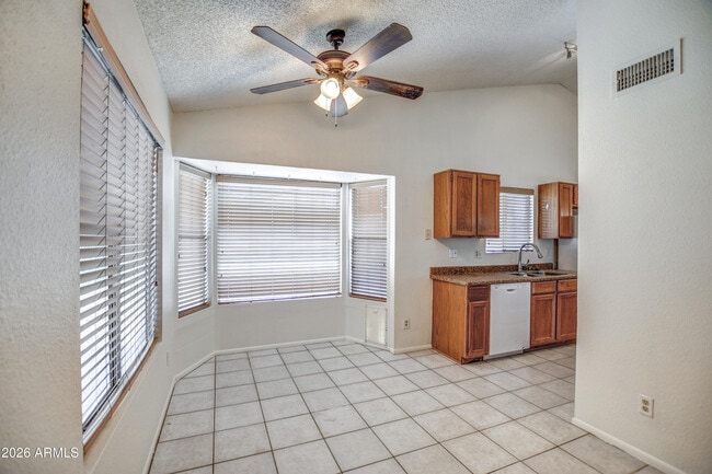 Building Photo - 815 E Calle Del Norte