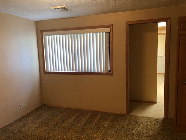 Building Photo - 2-bedroom 2-bathroom duplex with 2 garages in Eugene!