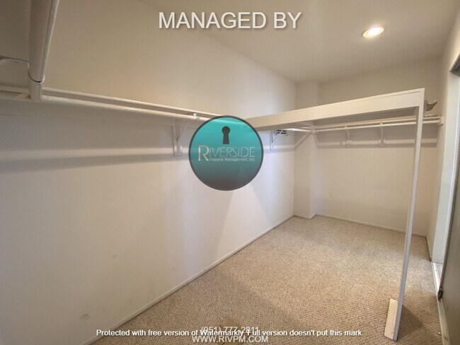 Building Photo - Spacious 4 Bed 2 Bath Pool Home Located Next Door to Ben Franklin Elementary School!