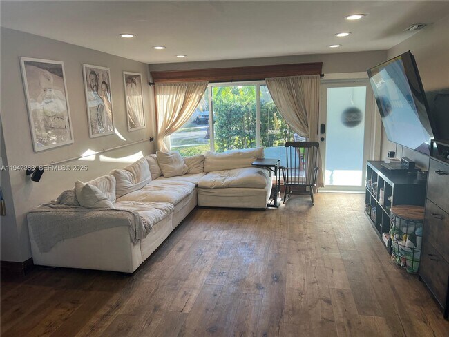 Building Photo - 8801 SW 42nd St