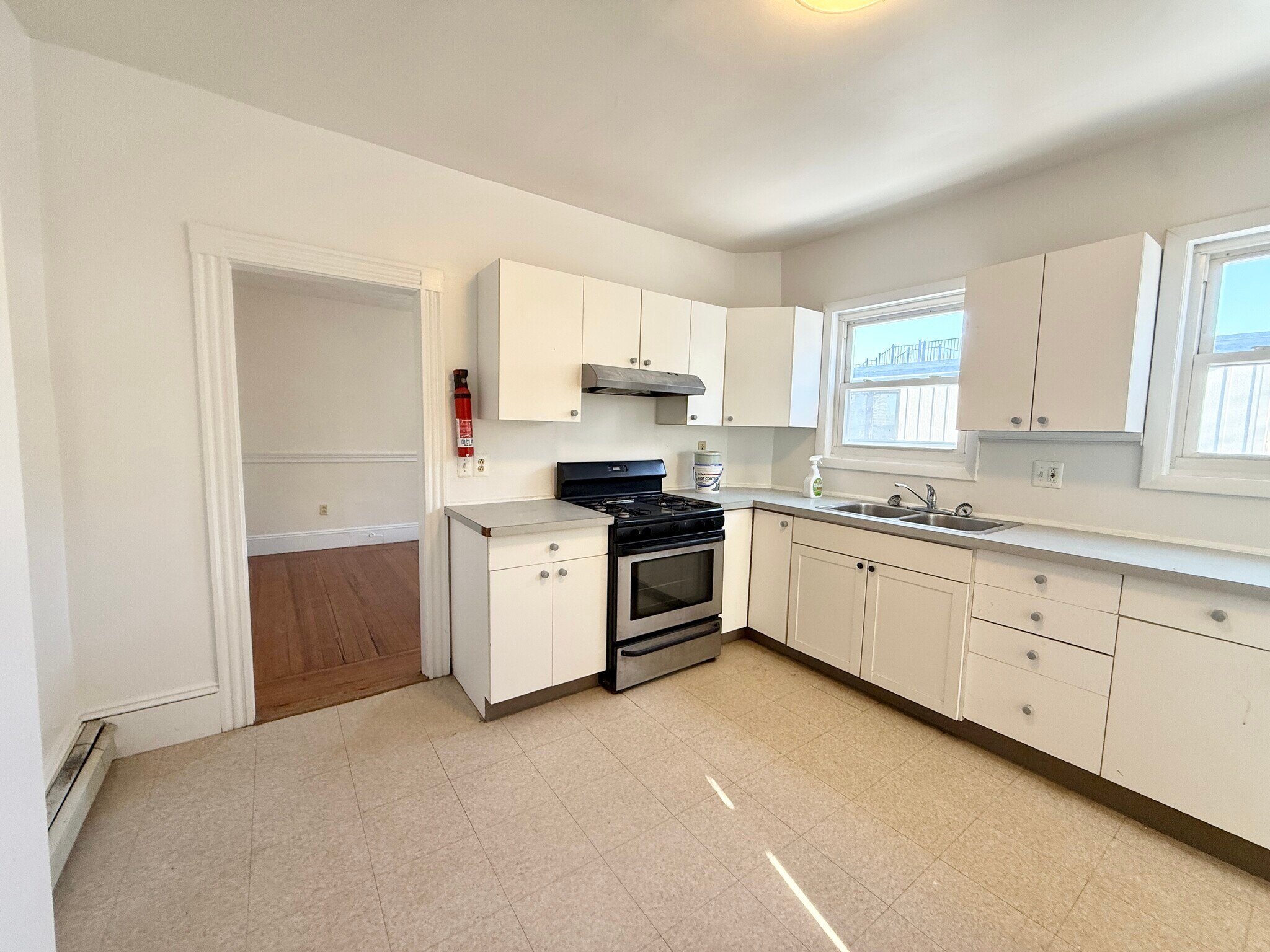 Building Photo - 144 Hillside St