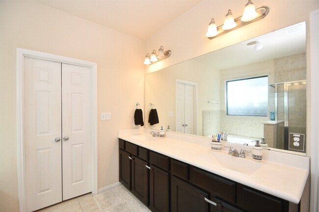 Building Photo - 5619 Drumlin Field Way