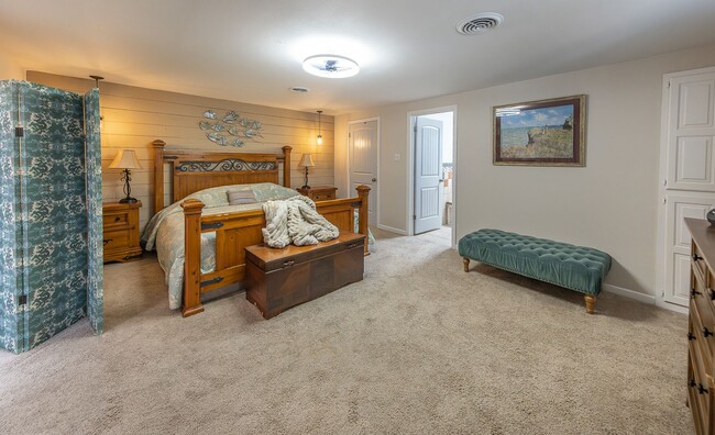 Building Photo - Stunning 4 Bed 3 Bath with a Pool!