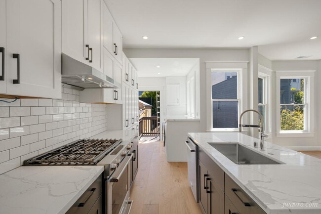 Building Photo - 439 Oak St