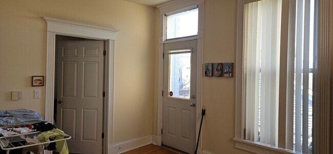 Building Photo - 304 W Evergreen Ave