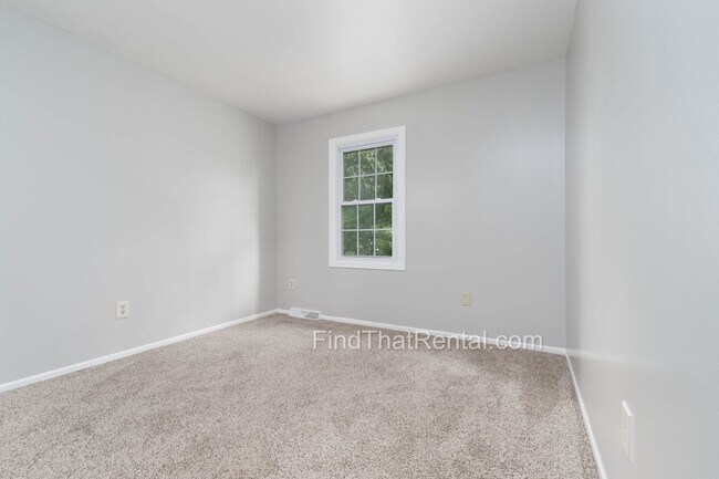 Building Photo - Freshly Painted, Pet-Friendly, Off-Street Parking, Walk to Carlisle HS!