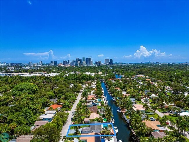 Building Photo - 1704 SW 4th Ct