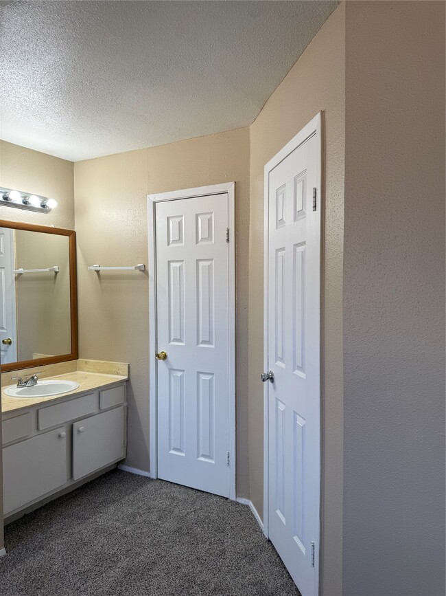 Building Photo - 12655 Ashford Meadow Dr