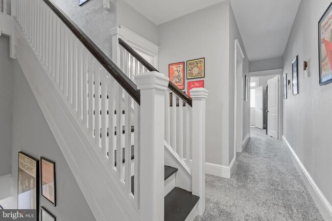 Building Photo - 153 E Ross St