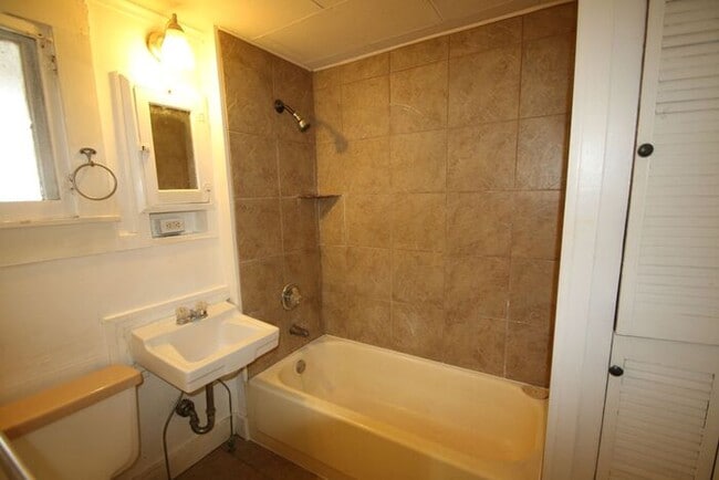 Building Photo - Simply the BEST! Adorable 1 Bedroom/1 Bath...