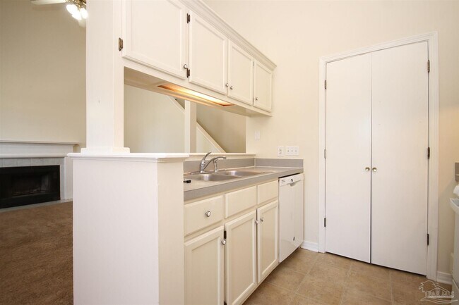 Building Photo - 7033 Weatherwood Dr