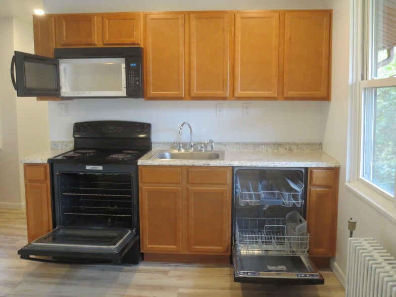 Building Photo - 2421 Beechwood Blvd