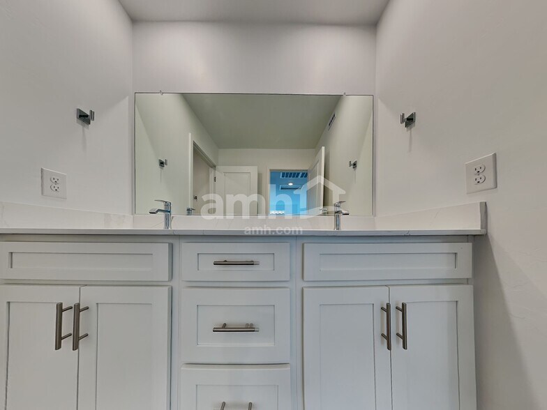 Building Photo - 9540 Harkes Dr