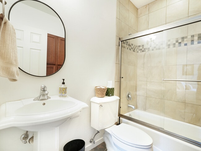 Building Photo - 190 E 7th Ave