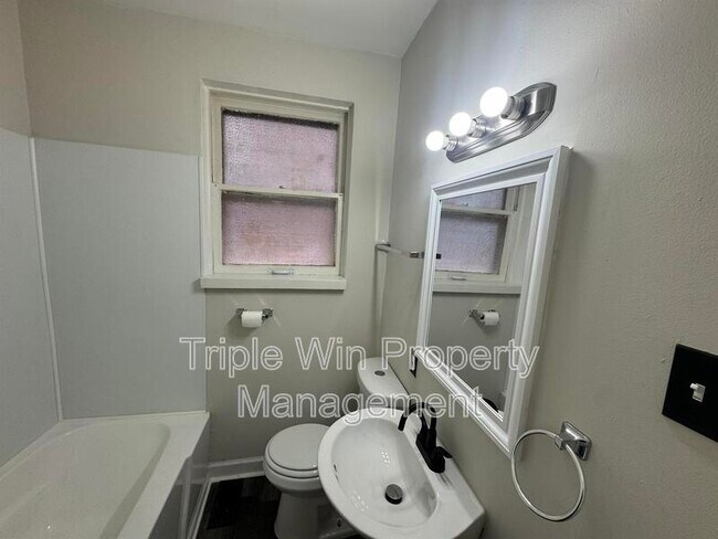 Building Photo - 3704 Taft Ave