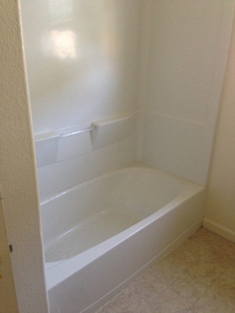 Building Photo - Los Banos, Large 2 story 5 bedroom 3 full ...