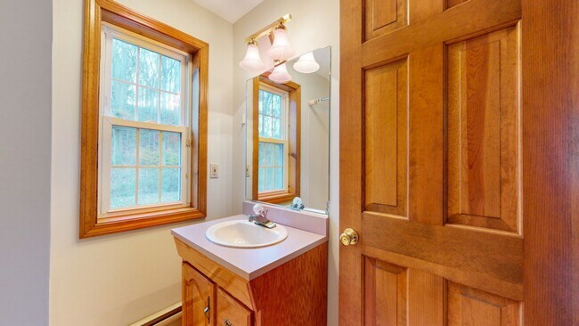 Building Photo - 3 Bedroom Split Level in Woodbridge