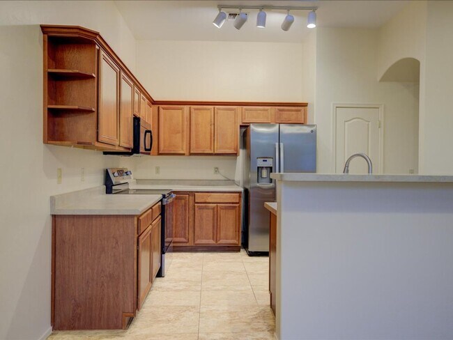 Building Photo - 3 Bedroom 2 Bathroom + Den   Gated Communi...