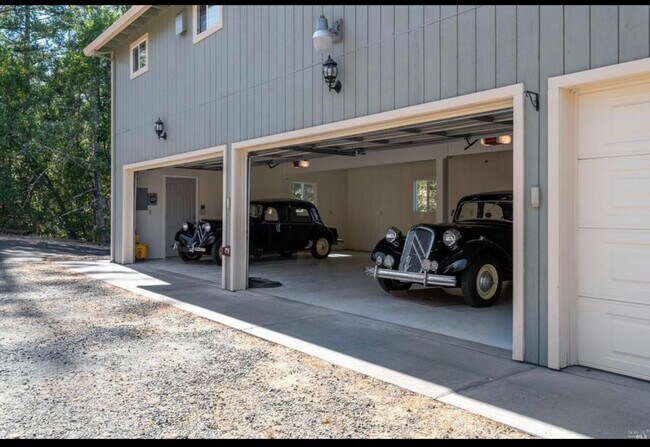 Building Photo - Unique large 1 bedroom 1 bath 4 car garage!!!