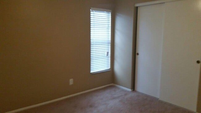 Building Photo - 1038 Begonia Dr