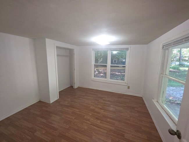 Building Photo - 2 bedroom 1 bath close to downtown