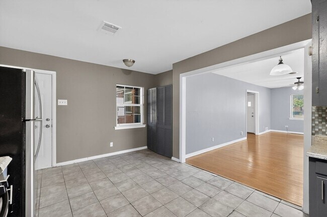 Building Photo - 2104 Hillburn Dr