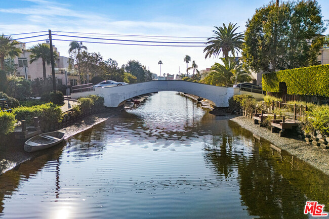 Building Photo - 416 Sherman Canal