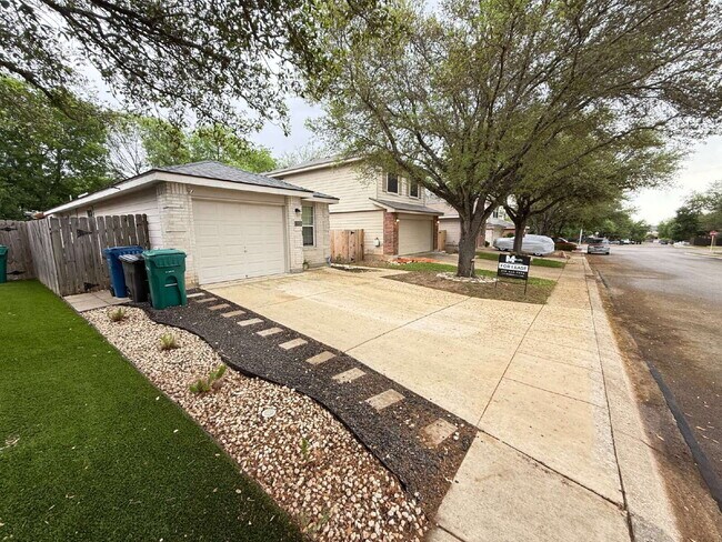 Building Photo - Well Maintained One-Story in Westchase | No Carpet + New Pergola + Prime Location