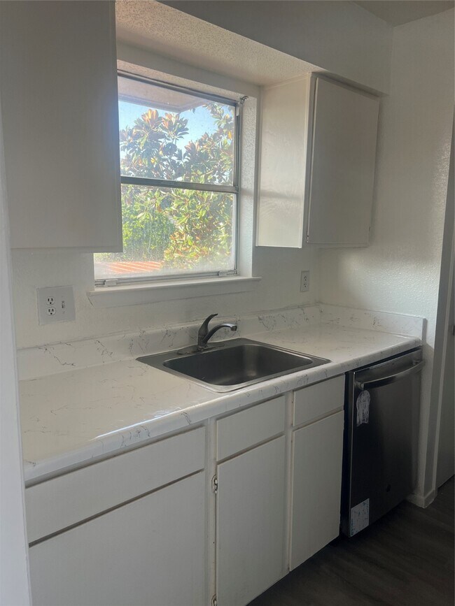 Building Photo - 3303 W Greenridge Dr