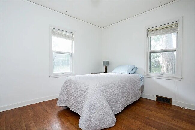 Building Photo - Charming 2-Bedroom Bungalow with Gleaming Hardwood Floors in Des Moines Area