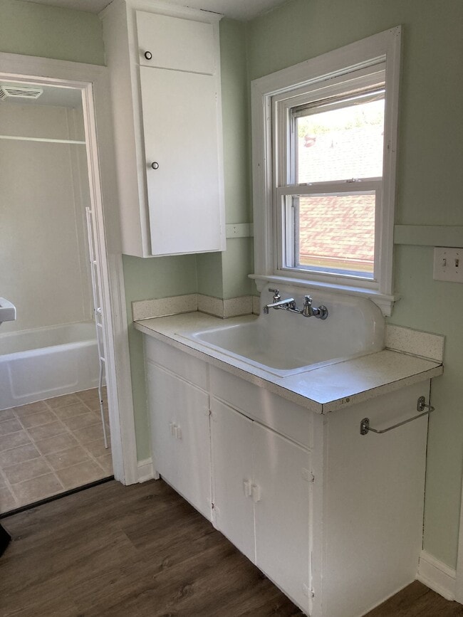 Building Photo - 1 Bedroom, 1 Bathroom Upper Duplex in Thir...