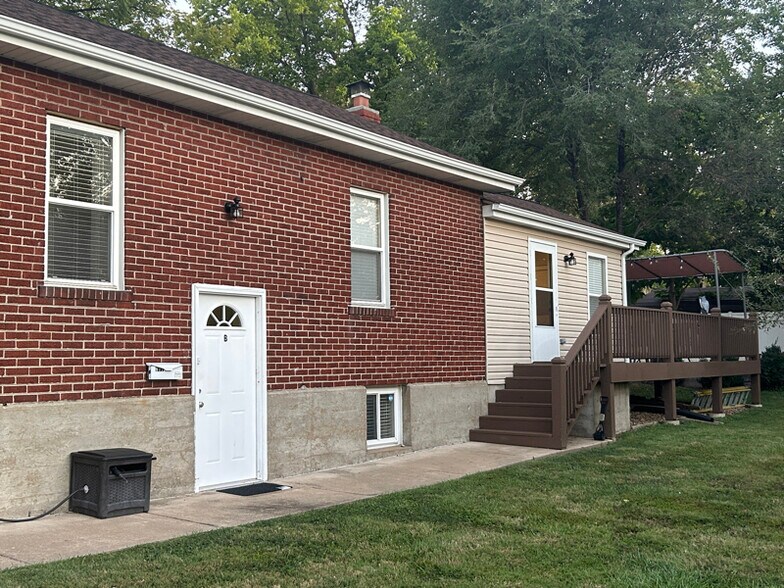 Building Photo - 617 Perry St