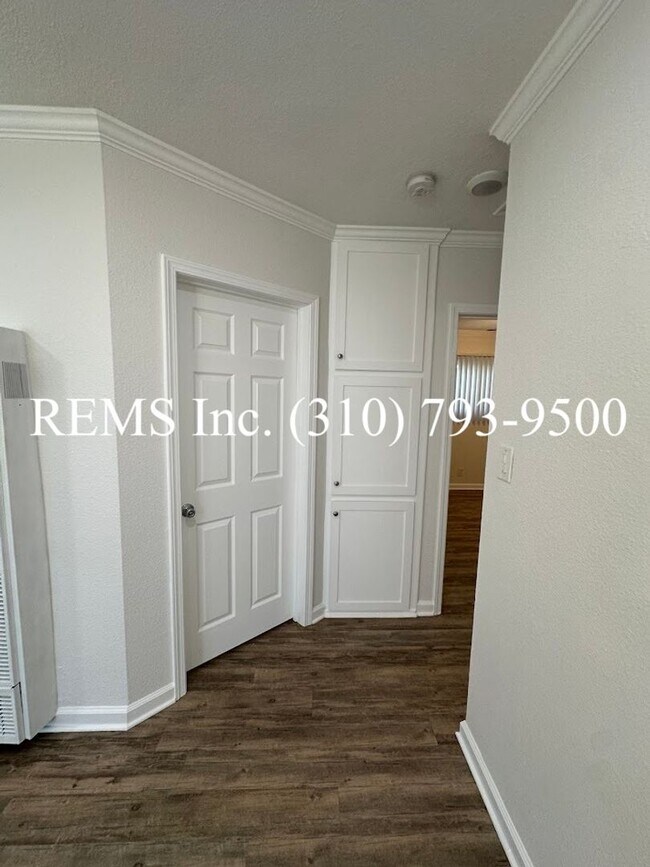 Building Photo - 4750-4752 W 164th Street