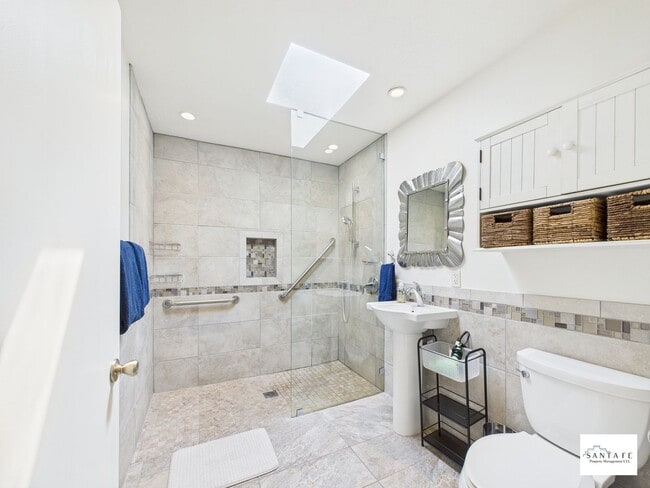 Building Photo - Fully Furnished Home available Now!