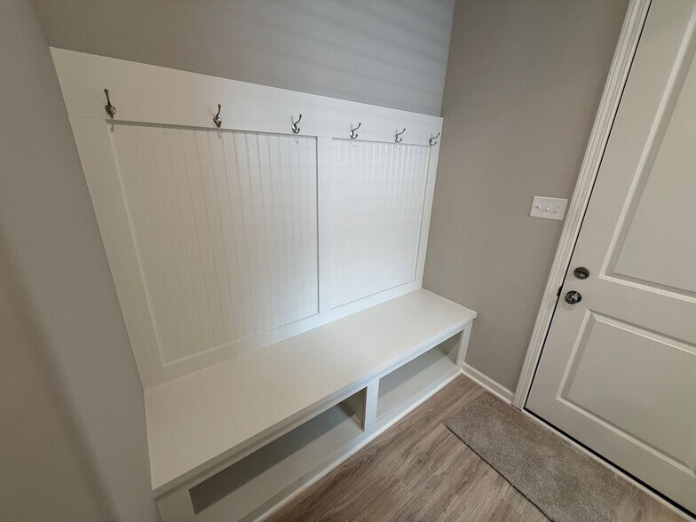 Building Photo - 592 Holden Dr