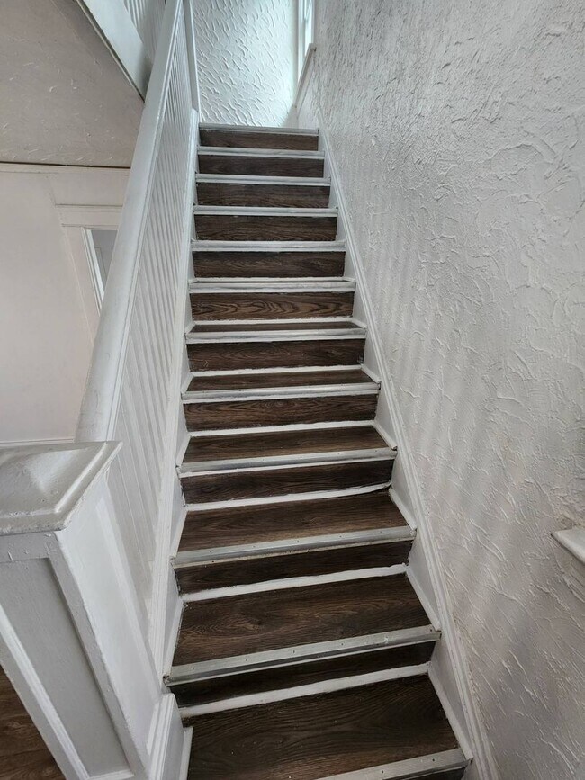 Building Photo - Charming 3-Bedroom Property in Prime Location