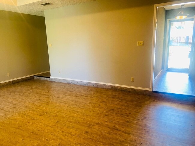 Building Photo - 3 bed 2 bath 2 car garage! Self Showing
