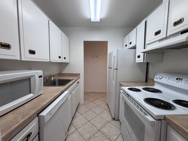 Building Photo - Available Now - 1 Bed 1 Bath Condo Home w/ Wall AC Unit - MileStone Real Estate Services