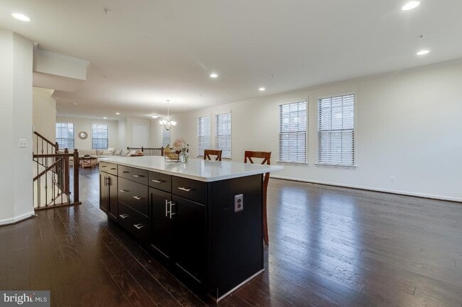 Building Photo - Stunning, light-filled end unit townhome in sought-after Brambleton community.