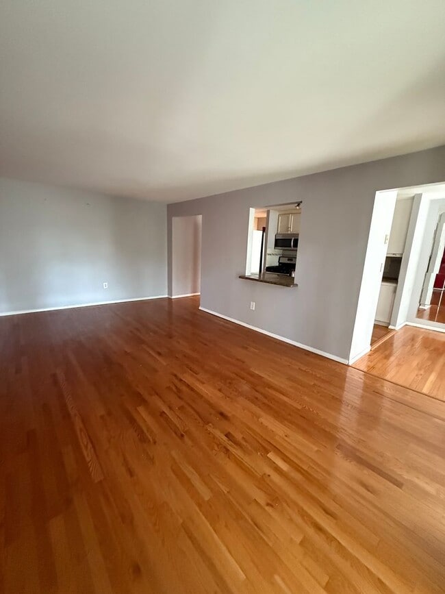 Building Photo - 2 Bedroom, 1.5 Bath, Pet Friendly Gas Heat Outside porch