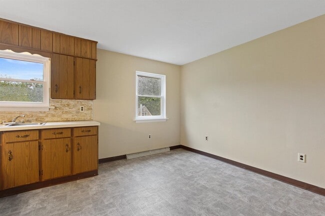 Building Photo - Coming Soon - 2 Bedrooms 1 bath - Dallasto...