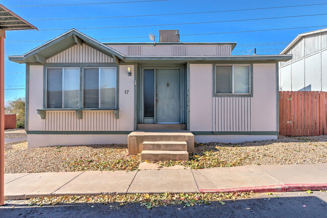 Building Photo - Great 3 bedroom and 2.5 bath home - 6 or 1...
