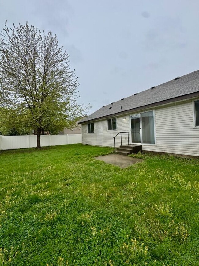 Building Photo - Newly Renovated Ranch Style Home!