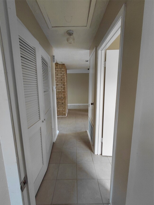 Building Photo - 16511 Parkridge Ct