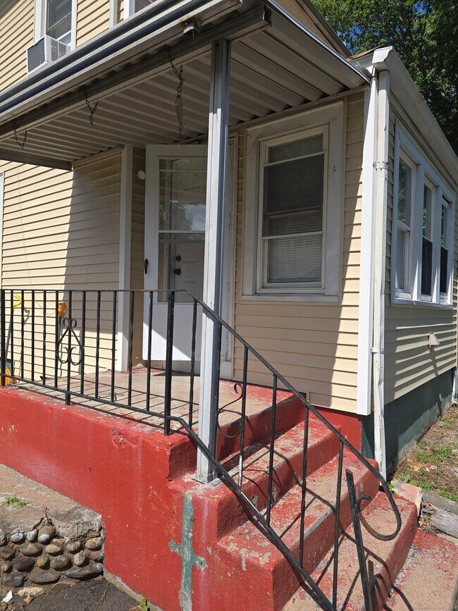 Building Photo - 132 Birch St