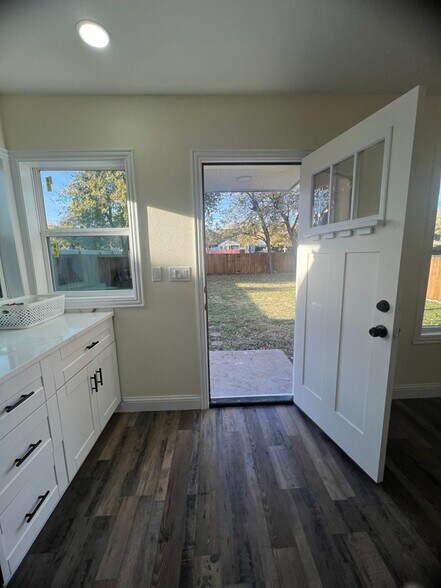 Building Photo - 1607 Lansford Ave