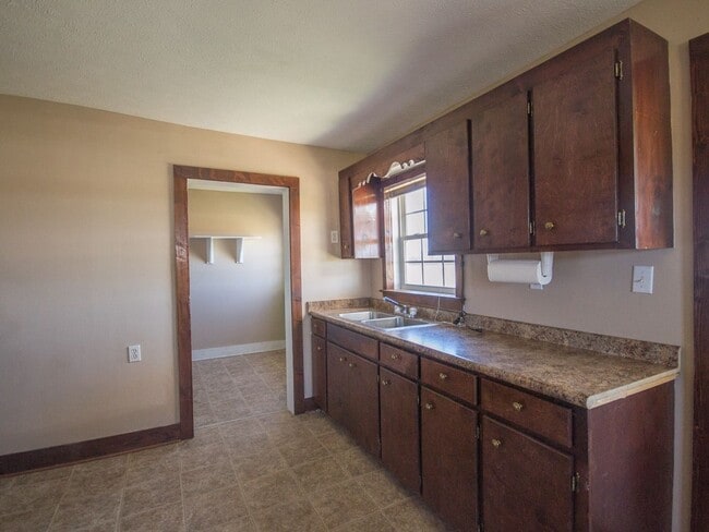 Building Photo - Country Setting Home