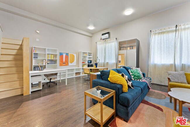 Building Photo - 630 W 28th St