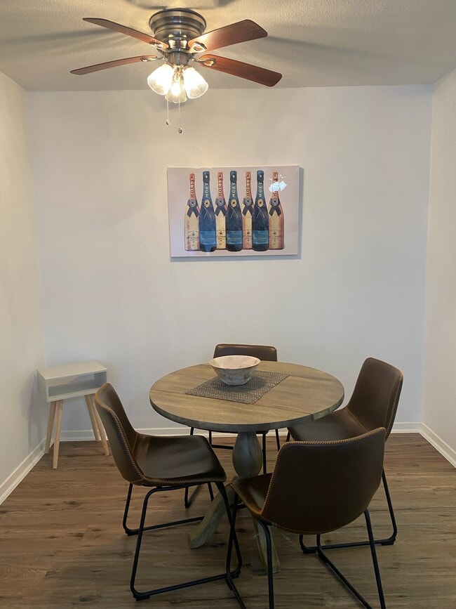 Building Photo - Two Bedroom in Oaklawn