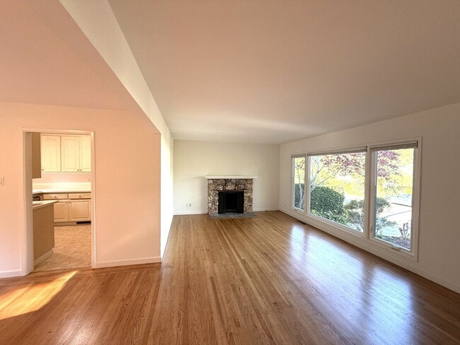 Building Photo - THREE BEDROOM /TWO BATH HOME, JUST A FEW BLOCKS FROM DOWNTOWN LARKSPUR